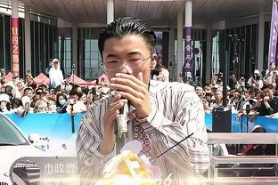 Tối nay cố lên! MC Thượng Hải kêu gọi toàn hội trường chúc mừng sinh nhật Đại vương, người sau cũng gửi lời chào tới người hâm mộ.